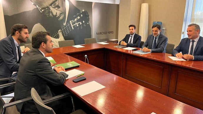 El consejero de Fomento e Infraestructuras, Jorge García Montoro, durante la reunión con el grupo parlamentario Vox dentro de la ronda de contactos del anteproyecto de Ley de Vivienda Asequible de la Región de Murcia