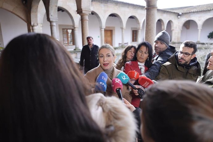 La presidenta de la Junta de Extremadura en funciones, María Guardiola, atiende a los medios de comunicación a la salida de la reunión con las organizaciones agrarias en la sede de Presidencia.