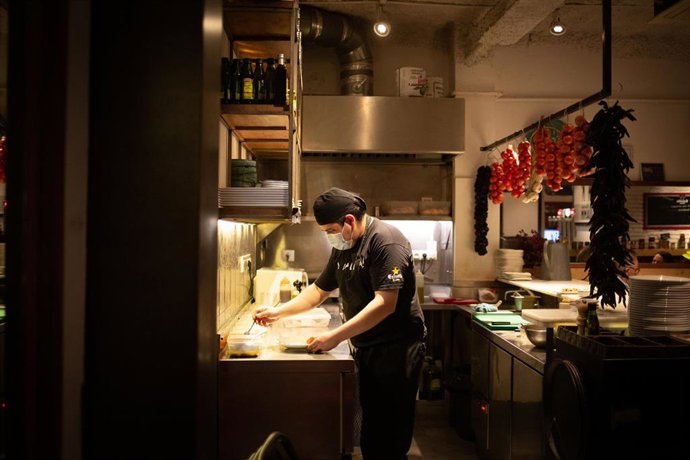 Archivo - Un cocinero en el interior de un bar en una calle céntrica de Barcelona