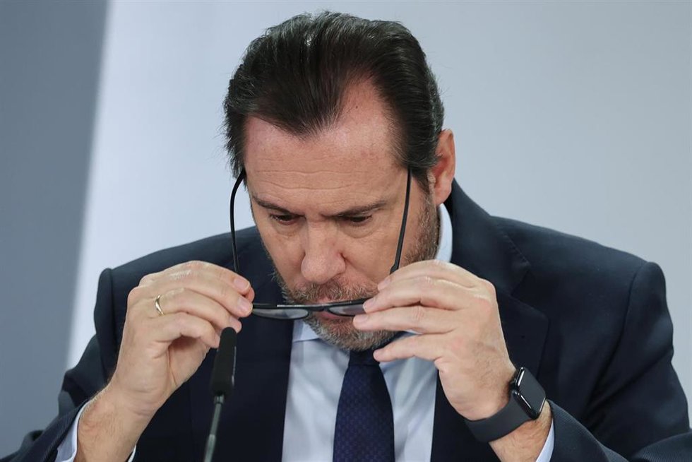 El ministro de Transportes y Movilidad Sostenible, Óscar Puente, durante la rueda posterior al Consejo de Ministros en el Palacio de la Moncloa, a 27 de enero de 2026, en Madrid