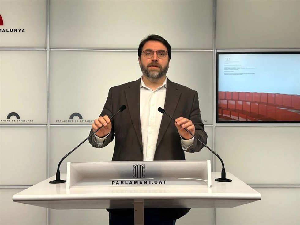 El presidente del PSC-Units en el Parlament, Ferran Pedret, durante una rueda de prensa