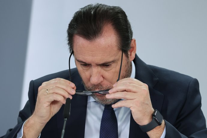 El ministro de Transportes y Movilidad Sostenible, Óscar Puente, durante la rueda posterior al Consejo de Ministros en el Palacio de la Moncloa, a 27 de enero de 2026, en Madrid (España).