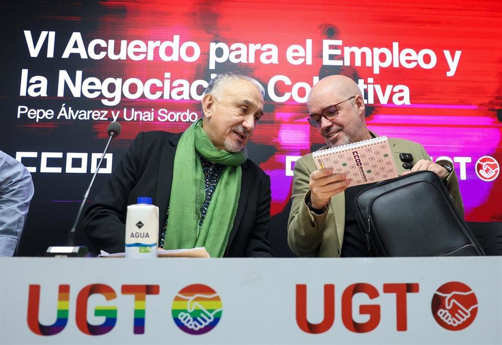 Los secretarios generales de CCOO y UGT, Unai Sordo y Pepe Álvarez, durante una rueda de prensa, en la sede de UGT, a 27 de enero de 2026, en Madrid (España). Los sindicatos han presentado la propuesta conjunta de ambas organizaciones para el VI Acuerdo
