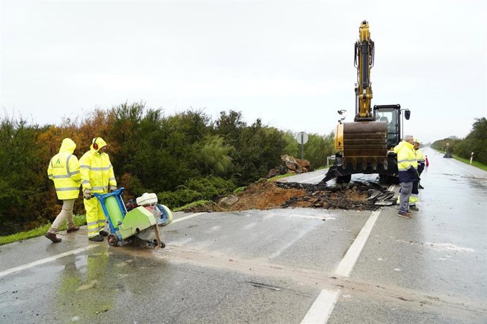 Imagen de las obras de reparación de la carretera de acceso al municipio gaditano de Rota (A-2075) tras los daños ocasionados por la borrasca Ingrid. 