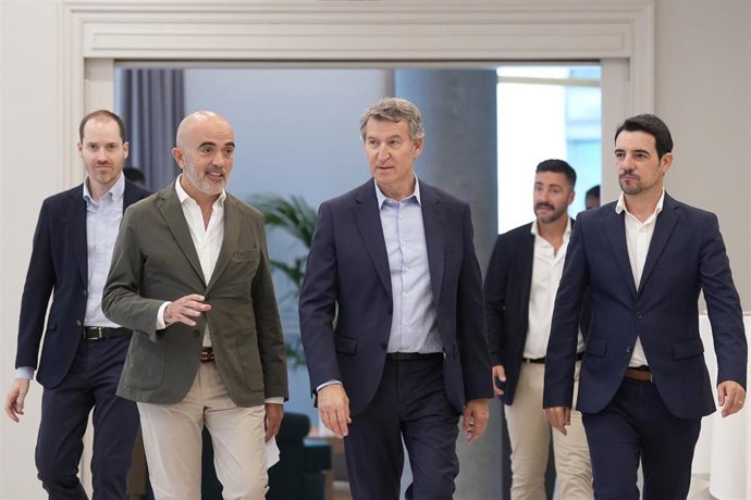 Archivo - El presidente del Partido Popular, Alberto Núñez Feijóo (c), el presidente del PP de Barcelona, y diputado del parlament, Manuel Reyes (d), y el presidente del PP en el Ayuntamiento de Barcelona, Daniel Sirera (i)