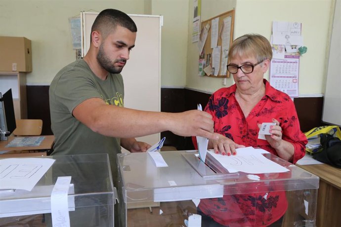 Archivo - Ciudadanos bulgaros votan en las elecciones de 2024.