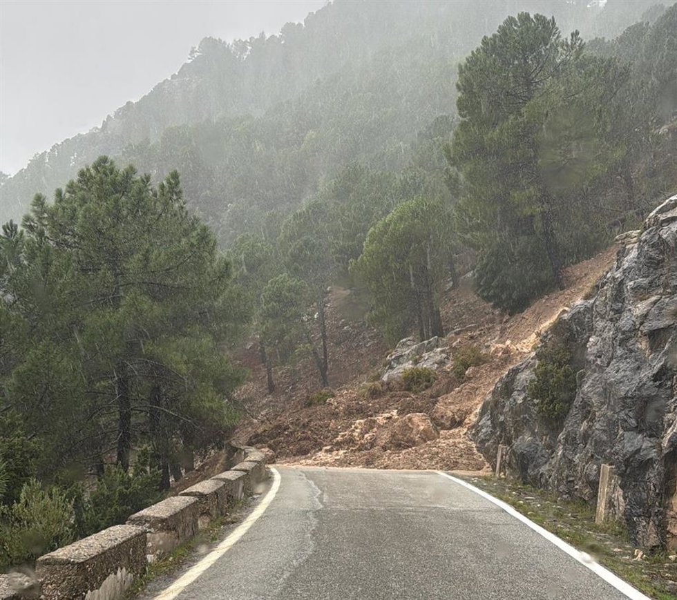 CA-9104 de Grazalema-Zahara de la Sierra (Las Palomas) cortada por deslizamiento de tierras.