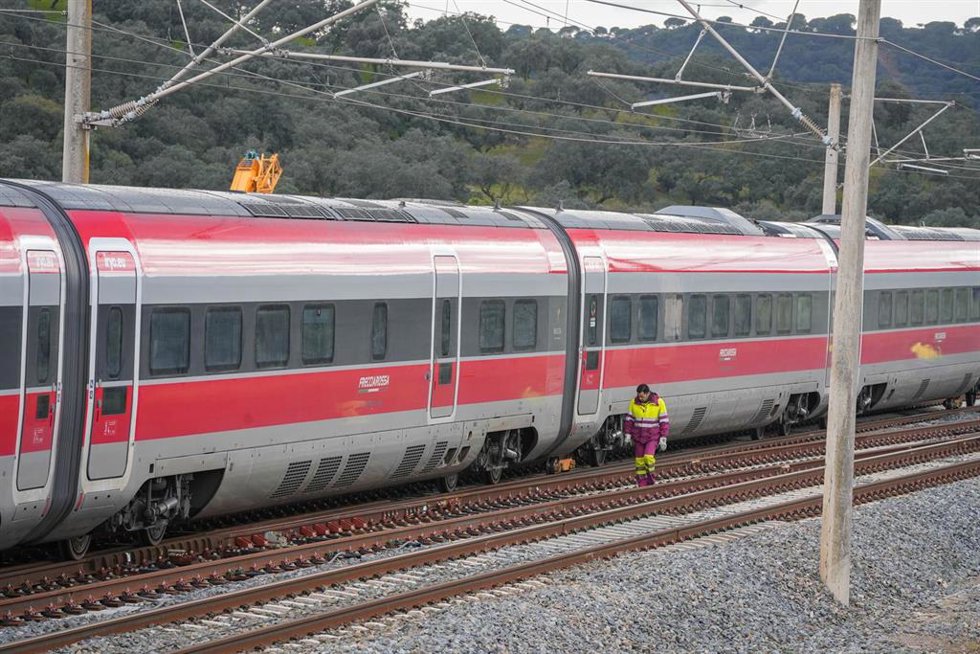 Trabajadores realizan tareas de retirada de los vagores en el punto de las vías donde tuvo lugar el accidente de trenes de Adamuz, a 24 de enero de 2026 en Adamuz (Córdoba, Andalucía).