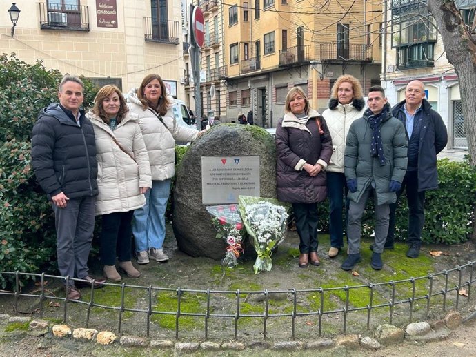 La portavoz municipal socialista, Clara Martín (tercera izda), con sus compañeros de agrupación, durante el acto.