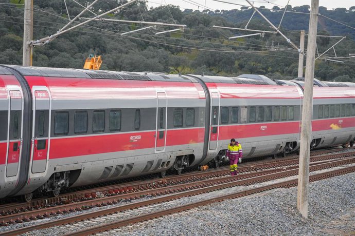 Trabalhadores realizam tarefas de remoção dos vagões no local do acidente ferroviário de Adamuz, em 24 de janeiro de 2026, em Adamuz (Córdoba, Andaluzia). Os trabalhos na zona do acidente ferroviário ocorrido no passado