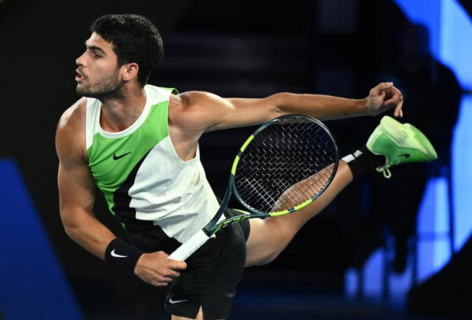 27 January 2026, Australia, Melbourne: Spain's Carlos Alcaraz in action against Australia's  Alex de Minaur during their men's singles quarter final tennis match on day 10 of the Australian Open tennis tournament at Melbourne Park. Photo: Joel Carrett/AAP
