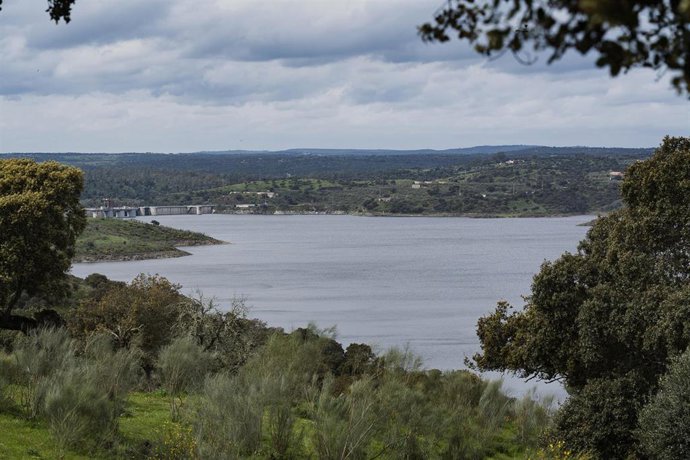 Archivo - Vista del embalse de Alcántara, a 19 de marzo de 2025, en Cáceres, Extremadura (España).