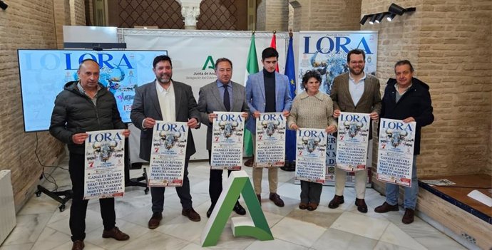 Foto de familia tras la presentación del cartel del Festival taurino sin picadores de Lora del Río, en un acto celebrado en la Delegación del Gobierno andaluz.
