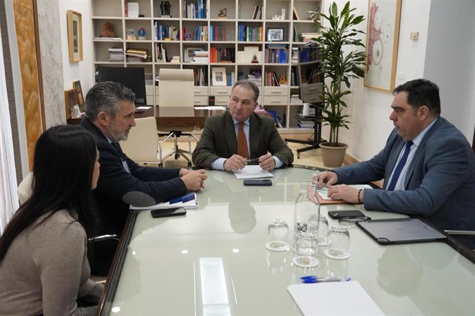 El presidente de la Diputación de Huelva, David Toscano, ha mantenido una reunión de trabajo con el presidente de ATA Andalucía, Rafael Amor.