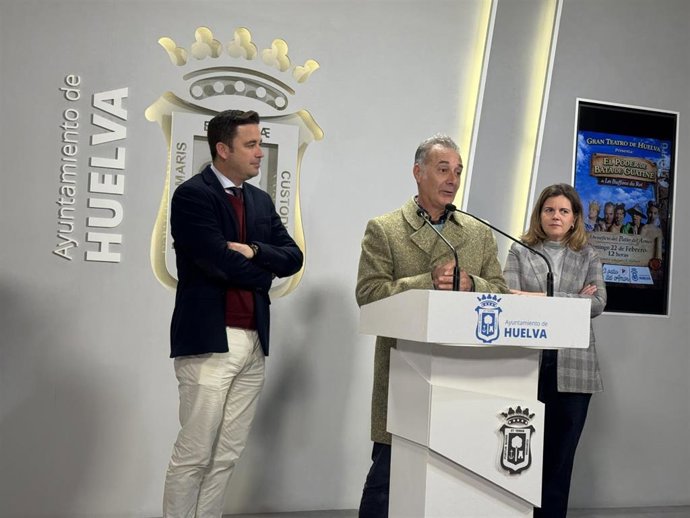 Presentación de la obra 'El poder de la bata de guatiné' en el Ayuntamiento de Huelva.