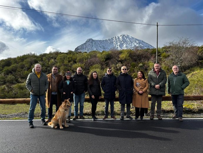 El vicepresidente primero y responsable de Fomento de la Diputación de Leónl, Roberto Aller (segundo por la derecha), ha recibido la actuación de ensanche y mejora de la carretera de acceso a Redipollos.