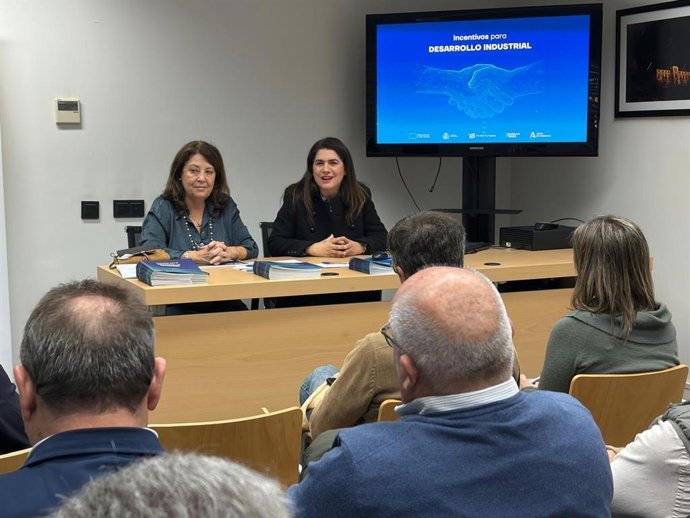 La delegada de Economía, Hacienda y Fondos Europeos y de Industria, Energía y Minas de la Junta en Huelva, gerente de Trade Huelva, Lucía Núñez, en la jornada sectorial de áridos.