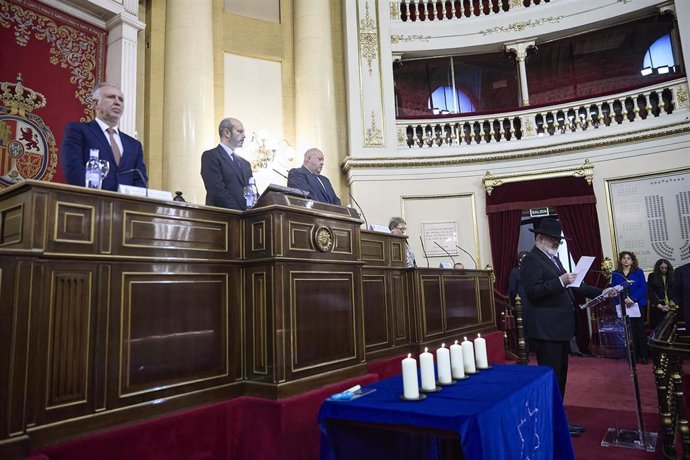 El presidente del Senado, Pedro Rollán (i2); el presidente de la Federación de Comunidades Judías de España, David Obadía (i3), y el ministro de Política Territorial y Memoria Democrática, Ángel Víctor Torres (i), a 27 de enero de 2026.