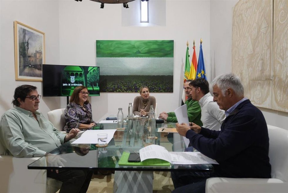 La presidenta de la Junta de Extremadura, María Guardiola, en la reunión con los líderes de las principales organizaciones agrarias de Extremadura para conocer de primera mano sus reivindicaciones.