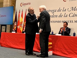Momento en el que Méndez Pozo (D) recibe la Medalla de Oro de la Cámara de Comercio de España.