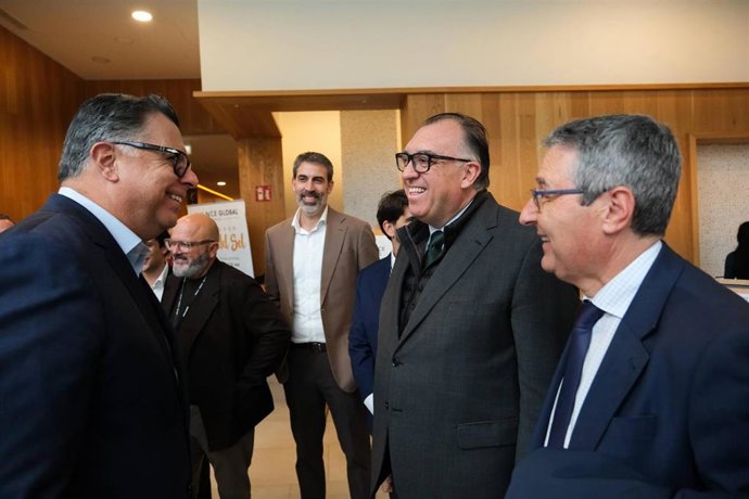 El consejero de Turismo y Andalucía Exterior de la Junta de Andalucía, Arturo Bernal, junto al presidente de la Diputación de Málaga, Francisco Salado, en una jornada de turismo en Fuengirola (Málaga).