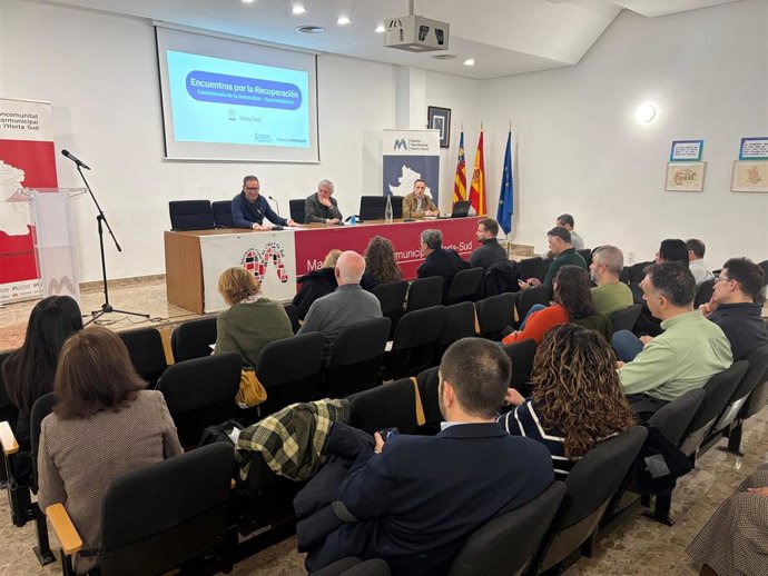 El Comisionado para la Reconstrucción de la Generalitat Valenciana, Raúl Mérida, ha mantenido este martes, 27 de enero, el primer encuentro con alcaldías y equipos técnicos de l'Horta Sud, celebrado en la Mancomunitat