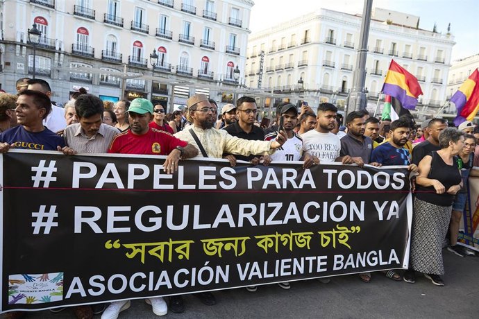 Archivo - Varias personas durante una manifestación contra la xenofobia, a 19 de julio de 2025, en Madrid (España). 
