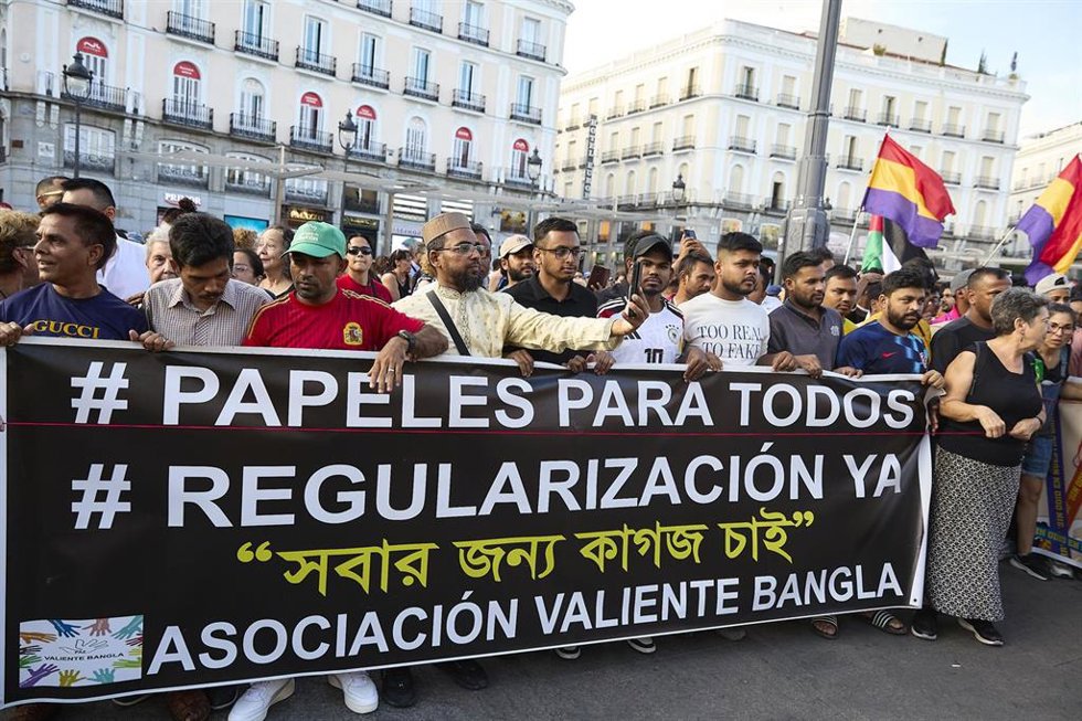 Archivo - Varias personas durante una manifestación contra la xenofobia, a 19 de julio de 2025, en Madrid (España).