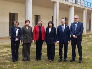 De izquierda a derecha, Eva Alcón, Mavi Mestre, Carmen Ortí, Amparo Navarro, José Capilla y Juan José Ruiz, este martes en la UA