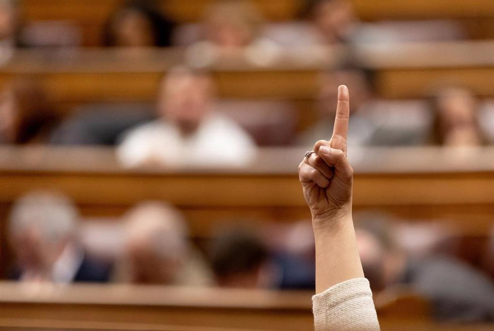 Archivo - (Foto De ARCHIVO) Una Mujer Vota Durante Una Sesión Plenaria En El Congreso De Los Diputados, A 12 De Febrero De 2025, En Madrid (España).