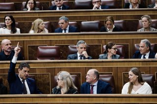 Archivo - La bancada del PP vota una ley durante una sesión plenaria, en el Congreso de los Diputados, a 9 de diciembre de 2025, en Madrid (España). 