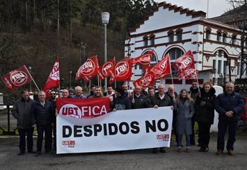 Concentración de la plantilla de Repsol contra el despido de un empleado en Aguayo.