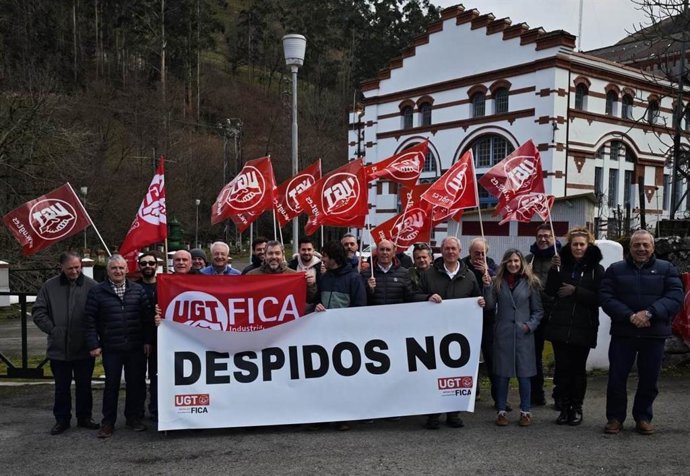 Concentración de la plantilla de Repsol contra el despido de un empleado en Aguayo.