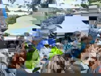 Dos cojines de elevación intentan levantar la roca para rescatar al fallecido en el desprendimiento de Es Castell