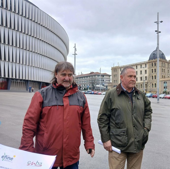 Los representantes de EHNE y ENBA Unzalu Salterain y Karlos Ibarrondo presentan en Bilbao las movilizaciones del próximo jueves contra el acuerdo con Mercosur.