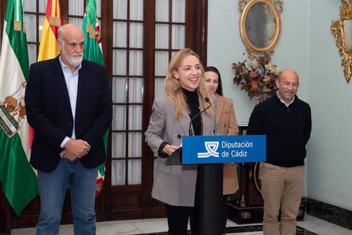 Almudena Martínez, Javier Vidal y el alcalde de Alcalá del Valle en la presentación del convenio con la Asociación La Luz del Pueblo.