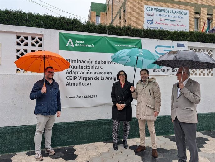 Visita de la delegada Territorial de Desarrollo Educativo y Formación Profesional, María José Martín, a Almuñécar (Granada).