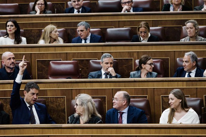 Archivo - La bancada del PP vota una ley durante una sesión plenaria, en el Congreso de los Diputados, a 9 de diciembre de 2025, en Madrid (España). 