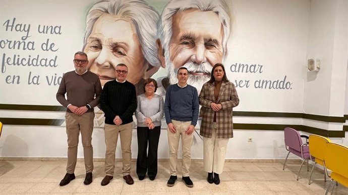 Dolores Sánchez (centro), durante su visita a Baena.