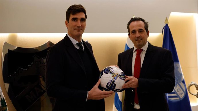 El director general del Málaga C.F., Kike Pérez, y el director de Yago School Málaga, Javier Resa, en la firma del acuerdo.