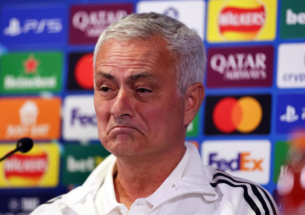 Archivo - El entrenador del SL Benfica, José Mourinho, en rueda de prensa.