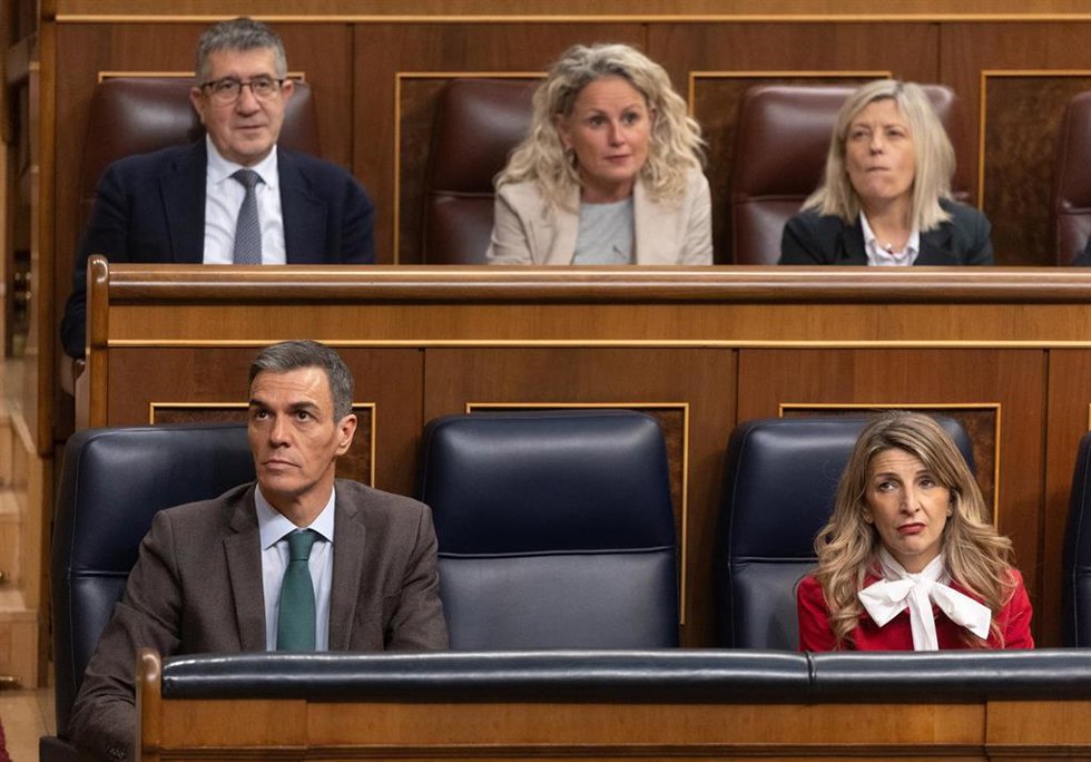 El presidente del Gobierno, Pedro Sánchez y la vicepresidenta segunda y ministra de Trabajo, Yolanda Díaz, durante una sesión plenaria extraordinaria en el Congreso de los Diputados, a 27 de enero de 2026, en Madrid (España).