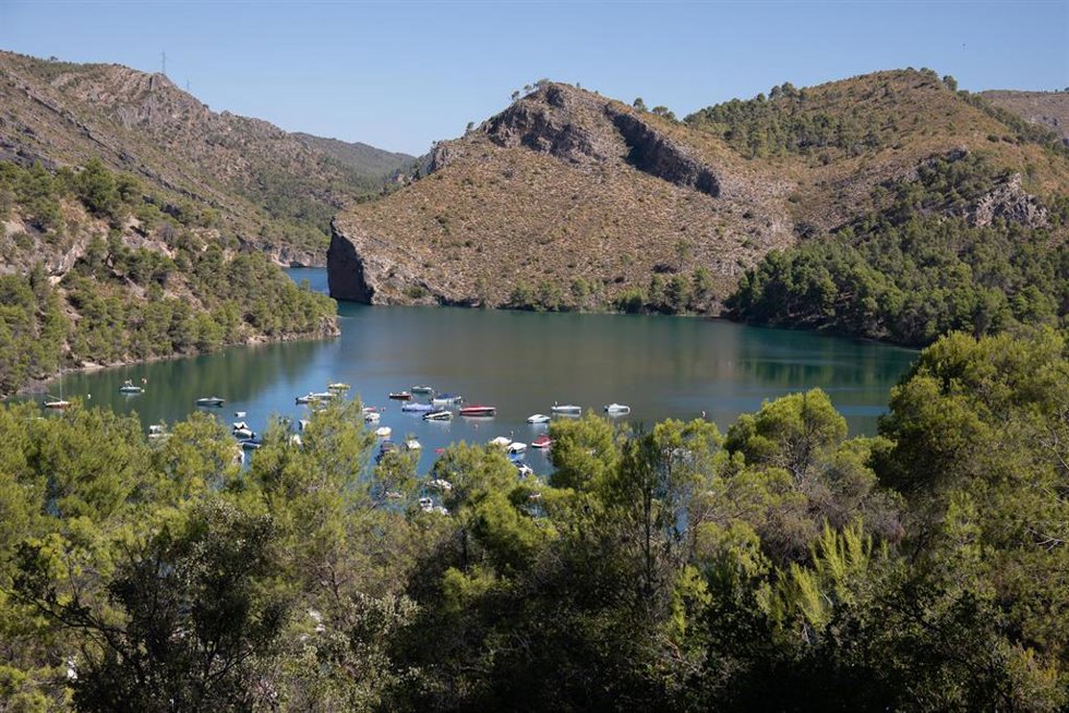 Archivo - Vista general del embalse de Bolarque, a 20 de agosto, en Guadalajara, Castilla La-Mancha, (España). Este entorno natural turístico en el embalse de Bolarque, donde bañarse y practicar deportes acuáticos como el Kayak, se conoce popularmente c