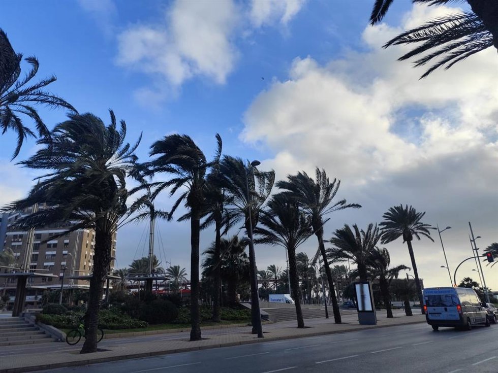 Archivo - Viento en la ciudad de Almería.