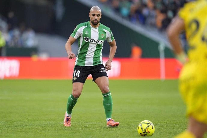 Archivo - El mediocentro marroquí Sofyan Amrabat (Real Betis), ante el Girona FC.