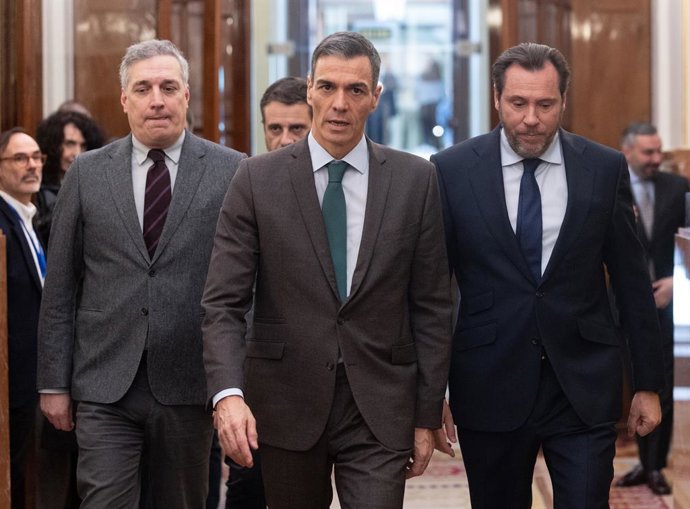 El presidente del Gobierno, Pedro Sánchez, y el ministro de Transportes, Óscar Puente, durante una sesión plenaria extraordinaria en el Congreso de los Diputados, a 27 de enero de 2026, en Madrid (España). El pleno del Congreso vota la convalidación o der
