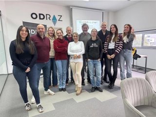 La diputada de Igualdad y Juventud, María Dolores Ruiz (1i), en el lanzamiento del proyecto Greenovote.