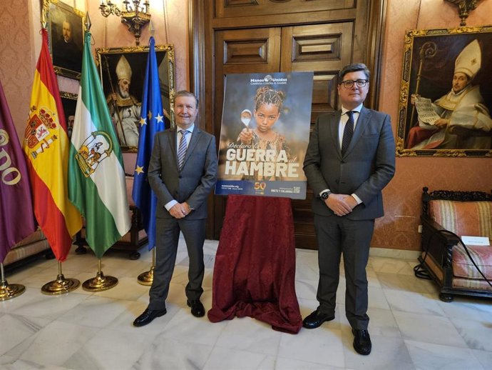 El presidente de la Delegación Diocesana en Sevilla de Manos Unidas y el concejal de Movilidad y presidente de Tussam, tras la firma del acuerdo de colaboración para contribuir a la lucha contra la desigualdad social.