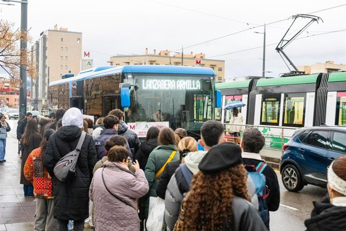 Ciudadanos esperan al autobús lanzadera en la parada Sierra Nevada del metro.