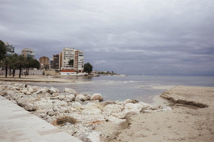 Archivo - Imagen de archivo de una playa de Alicante durante un temporal